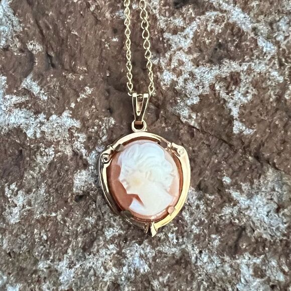 Vintage petite cameo necklace in gold - Picture 1 of 4